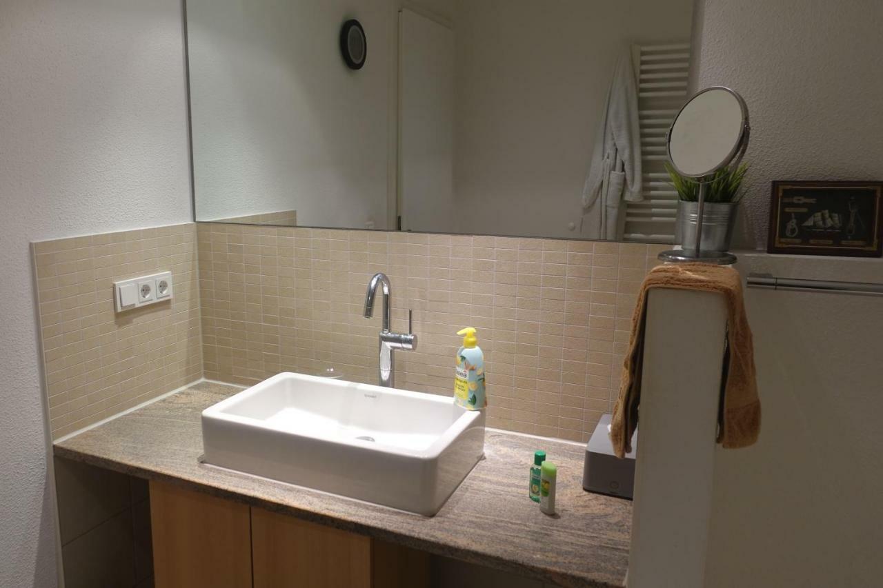 Grosszuegiges Zimmer Mit Badezimmer In Rheinwohnung Köln Ngoại thất bức ảnh