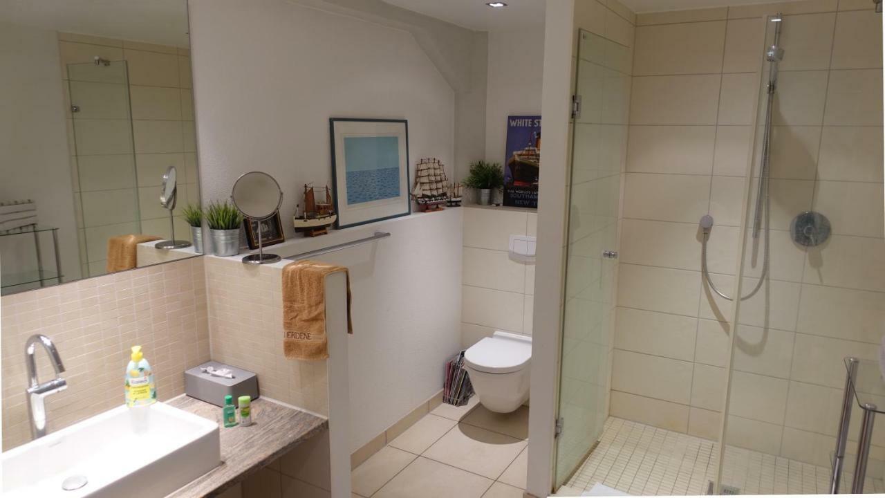 Grosszuegiges Zimmer Mit Badezimmer In Rheinwohnung Köln Ngoại thất bức ảnh